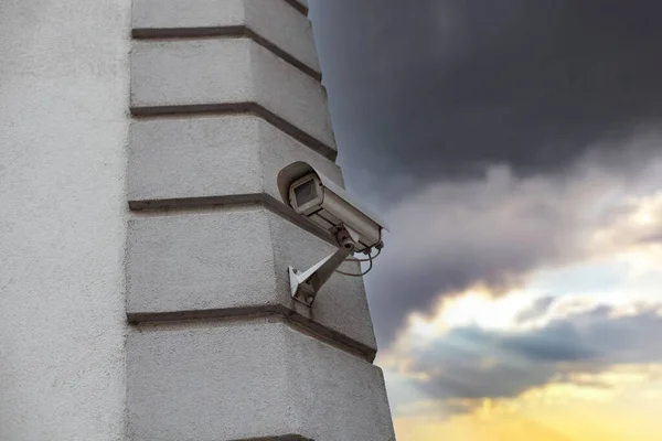 美しい日の出の背景を持つ建物の壁に取り付けられたビデオ監視の閉鎖 — ストック写真