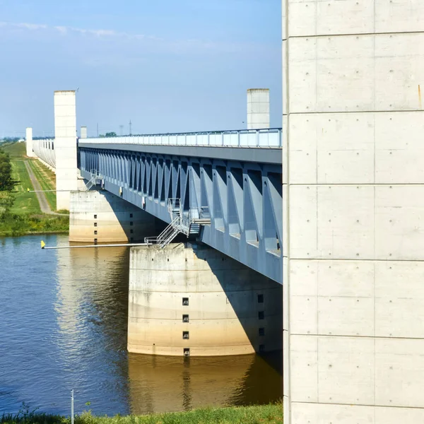 Puente Canal Para Buques Carga Que Cruzan Elba Magdeburgo Water — Foto de Stock