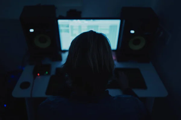 어두운 방에서 컴퓨터로 음악을 작곡하는 프로듀서의 포커스 — 스톡 사진