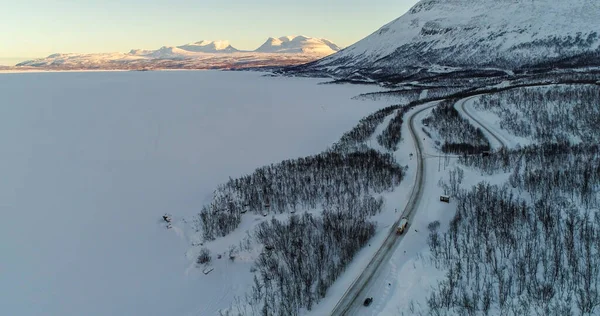 Vista Aérea Drone Caminhão Que Conduz Portão Lapponia Montanhas Lapporten — Fotografia de Stock