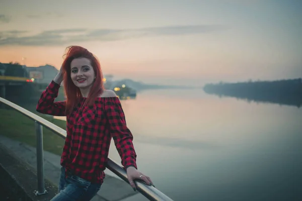 一位年轻迷人的白种人女子 穿着红衫 日落时在海边摆姿势 — 图库照片