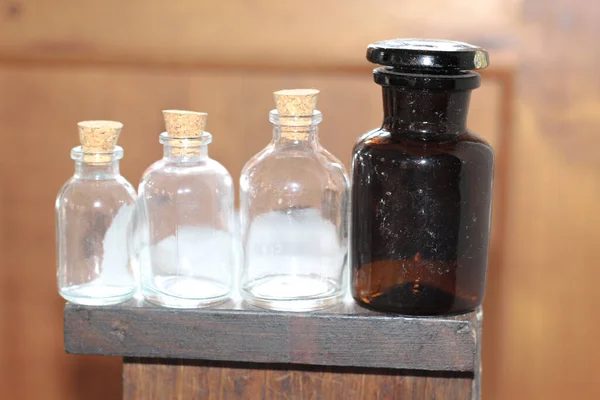 Gros Plan Des Quatre Bouteilles Verre Avec Bouchons Sur Table — Photo