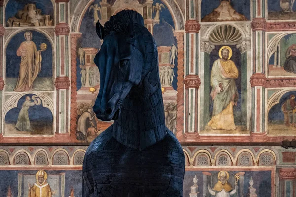 Skulptur Eines Schwarzen Pferdes Hintergrund Einer Freskenwand Palazzo Della Ragione — Stockfoto