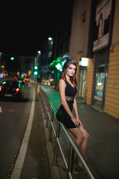 Atraktivní Elegantní Běloška Sobě Krásné Černé Šaty Pózující Ulici Noci — Stock fotografie
