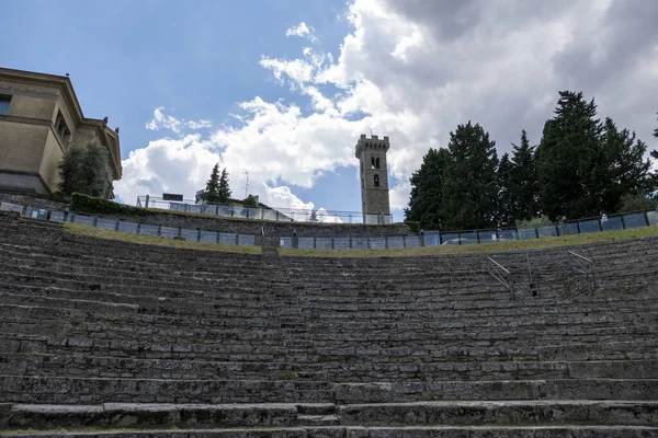 Ρωμαϊκό Αμφιθέατρο Στο Φιεσόλ Έναν Πύργο Στο Βάθος — Φωτογραφία Αρχείου