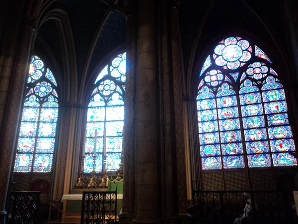 프랑스 파리에 노트르담 가톨릭 내부의 아름다운 스테인드글라스 디테일 — 스톡 사진