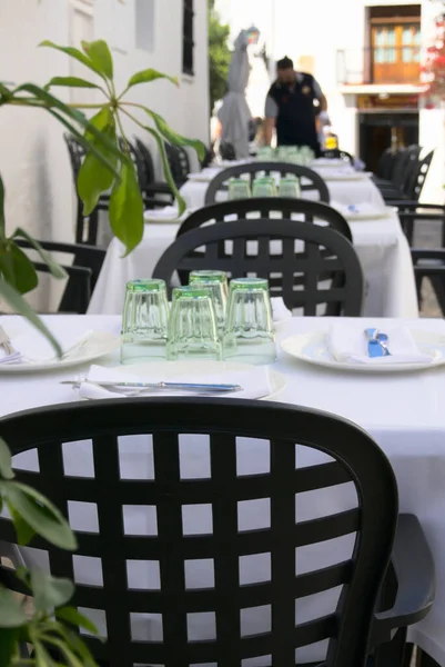 Eine Vertikale Aufnahme Eines Restaurants Freien Mit Tischen Die Von — Stockfoto