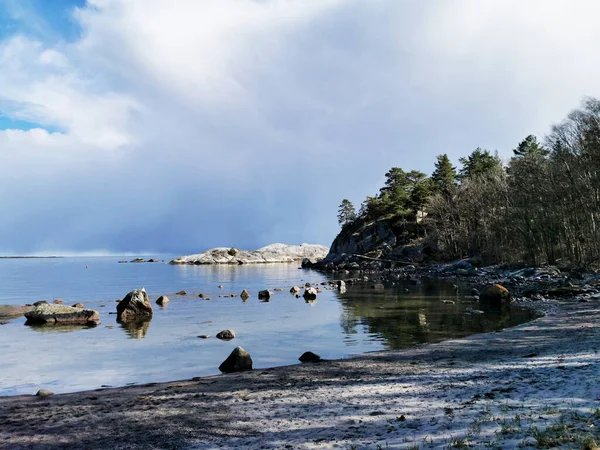 노르웨이 비카에 바위가 커다랗고 푹신푹신 구름으로 아래에서 — 스톡 사진