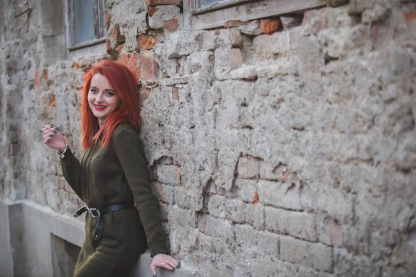 Uma Jovem Fêmea Ruiva Belo Vestido Inverno Fumando Frente Uma — Fotografia de Stock