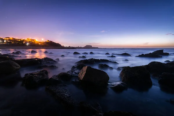 Una Hermosa Vista Cielos Coloridos Durante Atardecer Sobre Las Piedras —  Fotos de Stock