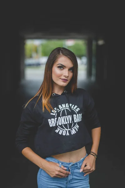 Een Verticaal Shot Van Een Jonge Vrouw Model Casual Kleding — Stockfoto