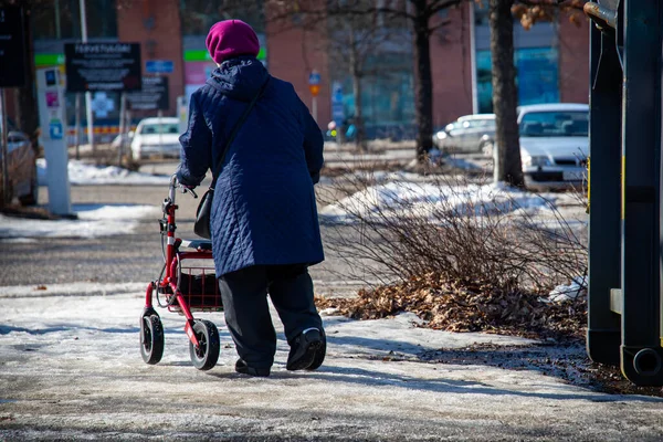 Yaşlı Bir Kadın Karla Kaplı Caddede Yürüyordu — Stok fotoğraf