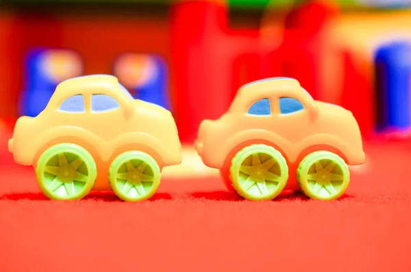 Dois Carros Brinquedo Plástico Tapete Vermelho — Fotografia de Stock