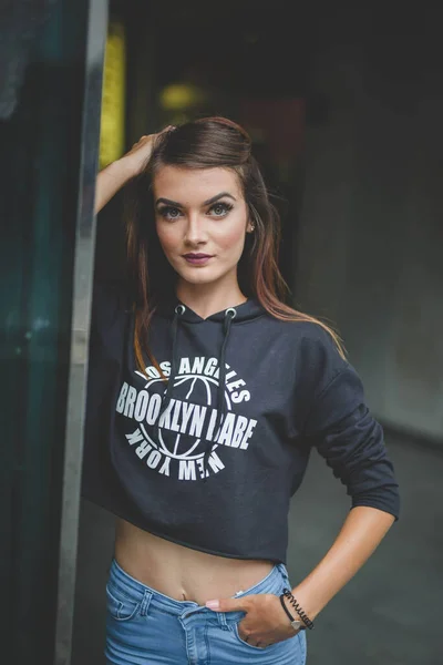 Een Aantrekkelijke Jonge Blanke Vrouw Draagt Jeans Een Zwart Shirt — Stockfoto