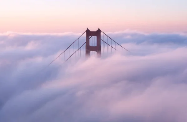 Most Golden Gate Pokryty Chmurami Podczas Zachodu Słońca Wieczorem Kalifornii — Zdjęcie stockowe