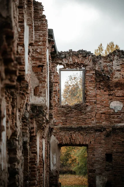 俄罗斯加里宁格勒州巴尔加城堡废墟的垂直拍摄 — 图库照片