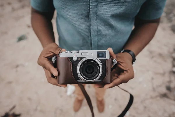 Maldive Maldives Feb 2021 Man Holding Fujinon Classic Camera — Stock Photo, Image