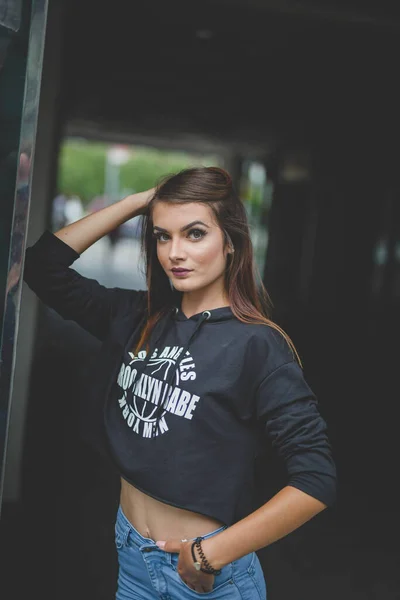 Eine Attraktive Junge Kaukasische Frau Jeans Und Schwarzem Hemd Mit — Stockfoto