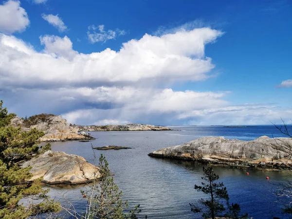 Una Hermosa Vista Cala Ranvika Noruega Con Árboles Acantilados Bajo — Foto de Stock