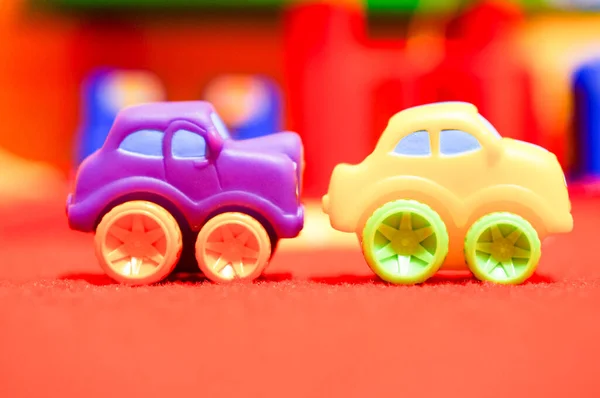 Poznan Polónia Janeiro 2016 Dois Carros Brinquedo Plástico Tapete Vermelho — Fotografia de Stock