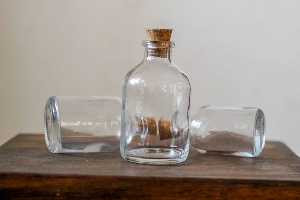 Primo Piano Delle Tre Bottiglie Vetro Con Tappi Sul Tavolo — Foto Stock