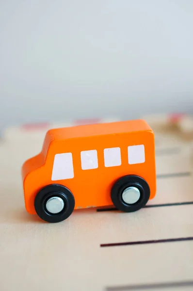 Drewniany Pomarańczowy Kolorowy Autobus Zabawki Karcie — Zdjęcie stockowe