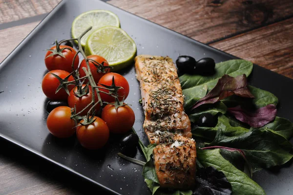 Piatto Filetto Salmone Con Spinaci Limone Pomodorini — Foto Stock