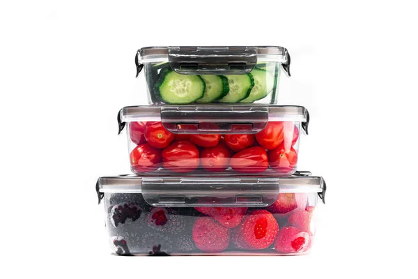 盛满西红柿 黑莓和草莓的塑料容器的特写 — 图库照片