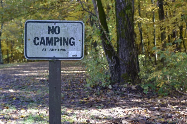 Cartello Nella Foresta Che Vieta Accamparsi — Foto Stock