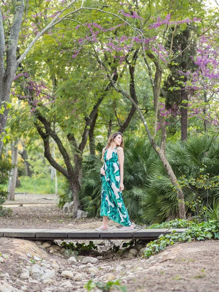 Una Joven Española Vestido Largo Posa Floreciente Parque Primavera — Foto de Stock