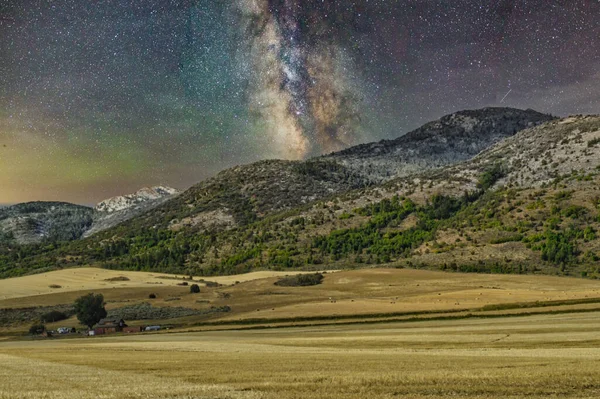 Láctea Sobre Campo Montanha — Fotografia de Stock