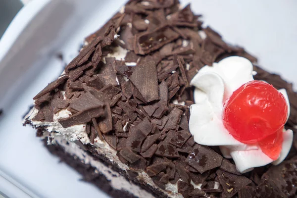 Uma Foto Close Bolo Com Sabor Chocolate Fundo Desfocado — Fotografia de Stock