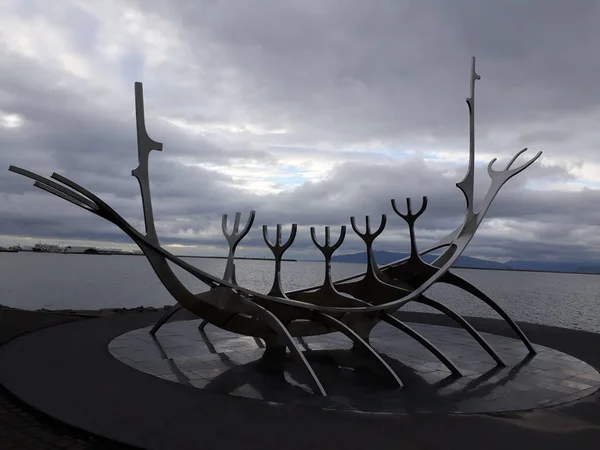 Närbild Sun Voyager Monumentet Reykjavik Stad Molnig Och Dyster Dag — Stockfoto
