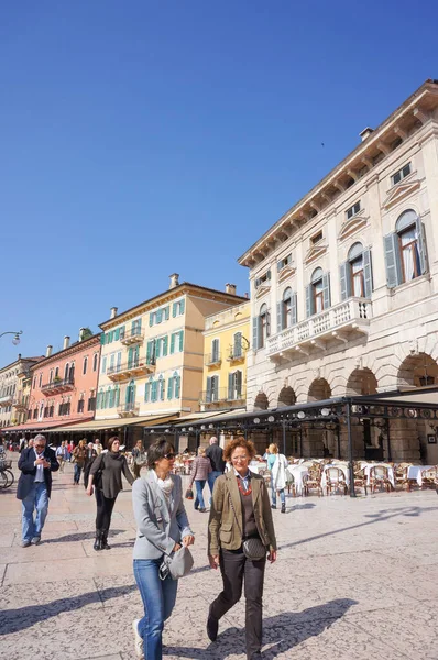 Verona Italië Mei 2016 Niet Geïdentificeerde Mensen Wandelen Langs Gebouwen — Stockfoto