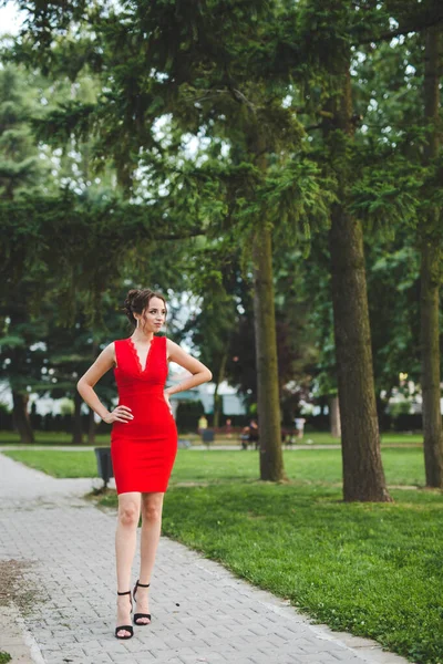 Une Jolie Femme Caucasienne Portant Une Élégante Robe Rouge Posant — Photo