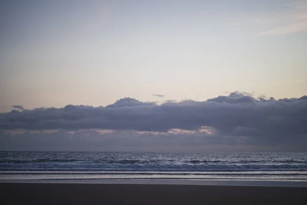 Гарний Вид Піщаний Пляж Під Хмарним Небом — стокове фото