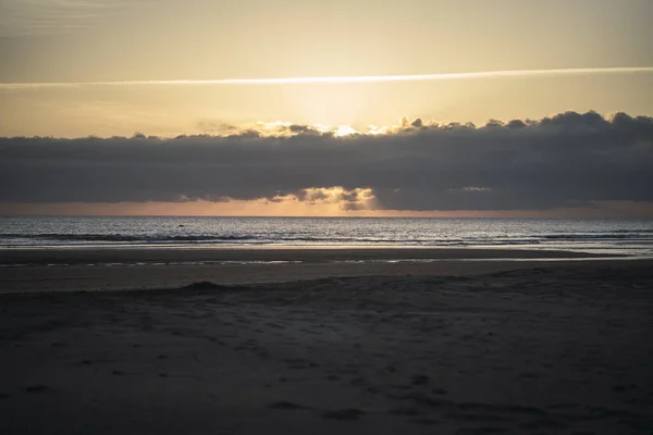 Gün Batımında Kumlu Bir Sahil Manzarası — Stok fotoğraf