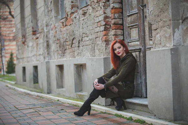 Uma Jovem Fêmea Ruiva Lindo Vestido Inverno Sentado Entrada Prédio — Fotografia de Stock