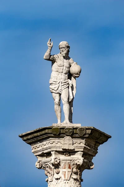 Eine Vertikale Aufnahme Der Statue Eines Mannes Der Auf Einer — Stockfoto