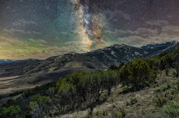 山脉上的银河 — 图库照片