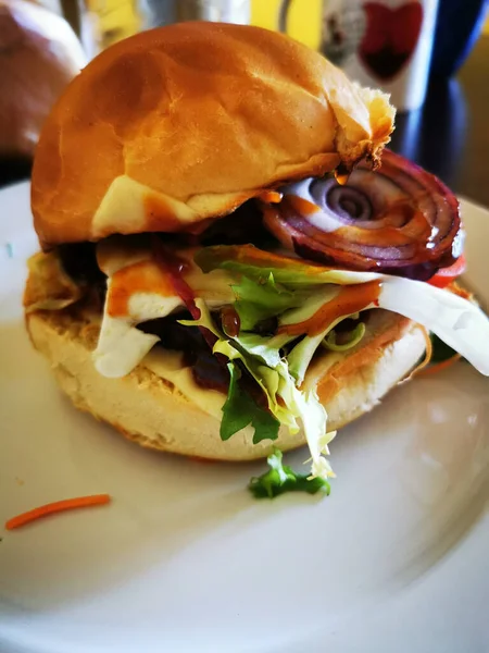 Ένα Κοντινό Πλάνο Από Ένα Νόστιμο Χορτοφαγικό Burger Σερβίρεται Ένα — Φωτογραφία Αρχείου