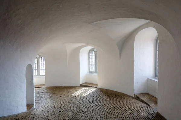 Edifício Medieval Envelhecido Com Vela Branca Paredes Piso Tijolo Estreito — Fotografia de Stock