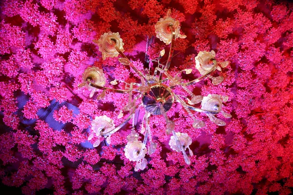 Egy Alacsony Szögű Felvétel Egy Fényűző Csillár Díszítő Rózsaszín Virágok — Stock Fotó