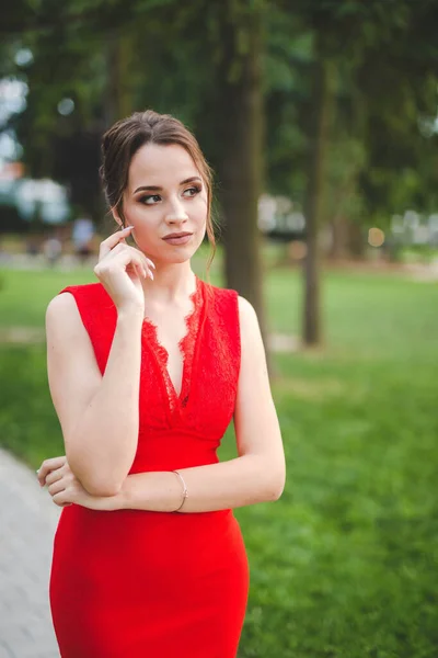 Досить Молода Кавказька Жінка Елегантній Червоній Сукні Поставленій Парку — стокове фото