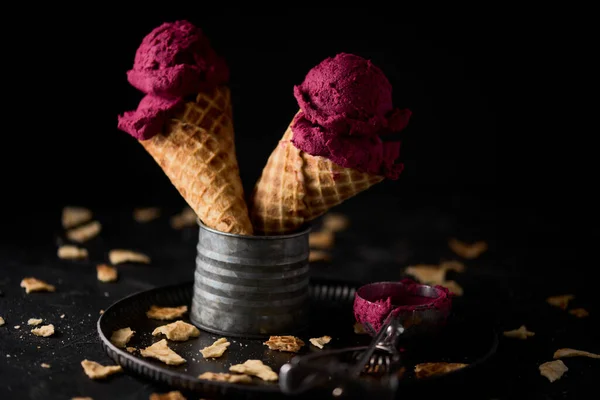 조각으로 둘러싸인 보라색 아이스크림 원추체를 클로즈업 — 스톡 사진