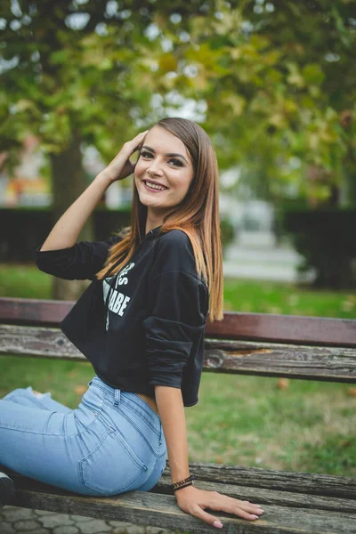 Een Verticaal Schot Van Een Jonge Blonde Vrouw Casual Kleren — Stockfoto