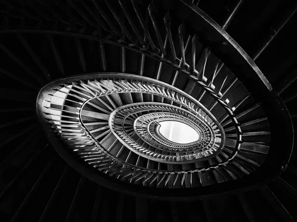 Plan Niveaux Gris Escalier Colimaçon Sous Les Lumières Parfait Pour — Photo