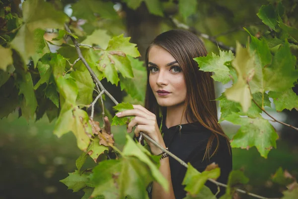 Retrato Uma Jovem Mulher Loira Posando Com Folhas Árvore — Fotografia de Stock