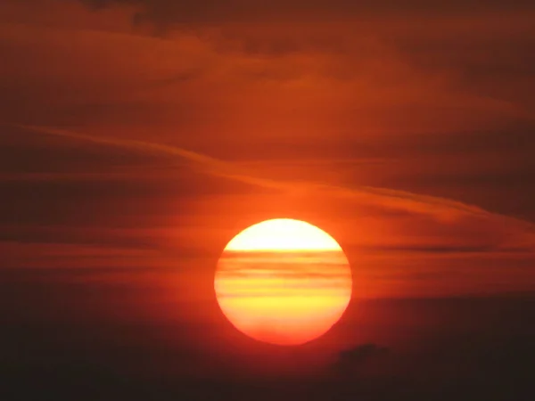 Detailní Záběr Krásného Slunce Zapadajícího Oranžovo Červenou Oblohu — Stock fotografie