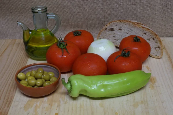 Primer Plano Tomates Chiles Verdes Cebolla Sobre Mesa — Foto de Stock